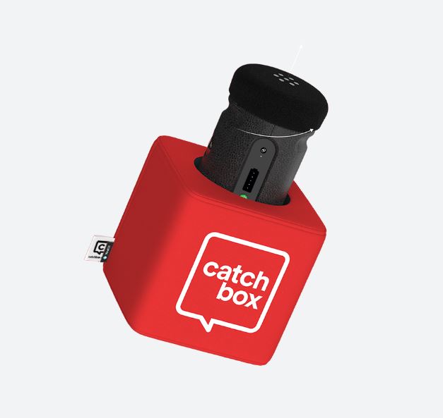 Catchbox Plus Bundle - 1 Cube Wurfmikrofon Rot - 1 Clip drahtloses Ansteckmikrofon Blaugrün - mit Wireless Charger - mit Dock-Ladestation