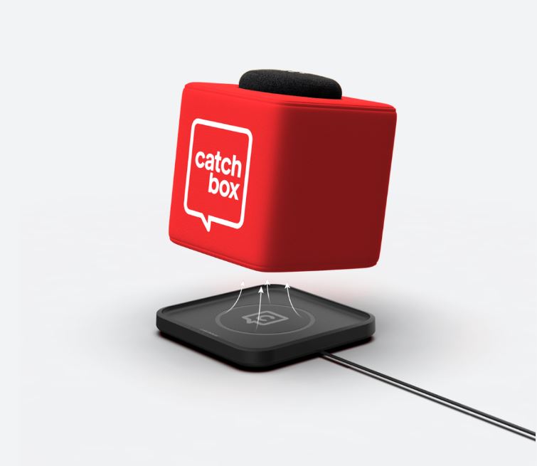 Catchbox Plus Bundle - 1 Cube Wurfmikrofon Rot - 1 Clip drahtloses Ansteckmikrofon Dunkelgrau - ohne Wireless Charger - mit Dock-Ladestation