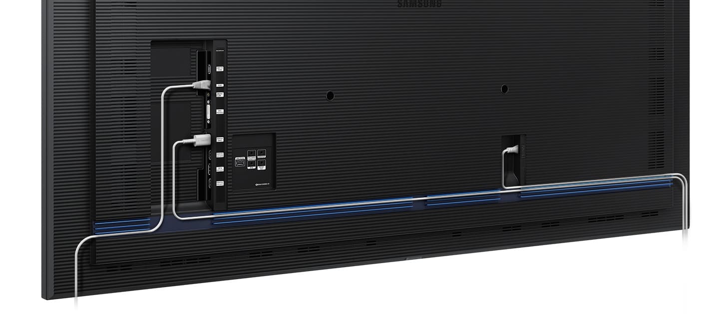 Das Samsung QB85R-B bietet eine hohe Anschlussvielfalt und eine verbesserte Kabelführung für bündige Wandinstallationen